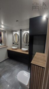 Nowoczesna łazienka z podwójną umywalką.