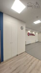 Wysoka szafa w zabudowie w Studiu Tańca Moc Tworzenia