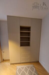 Piękna kaszmirowa szafa z szufladami oraz dwoma otwieranymi frontami bocznymi