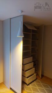 Piękna kaszmirowa szafa z szufladami oraz dwoma otwieranymi frontami bocznymi