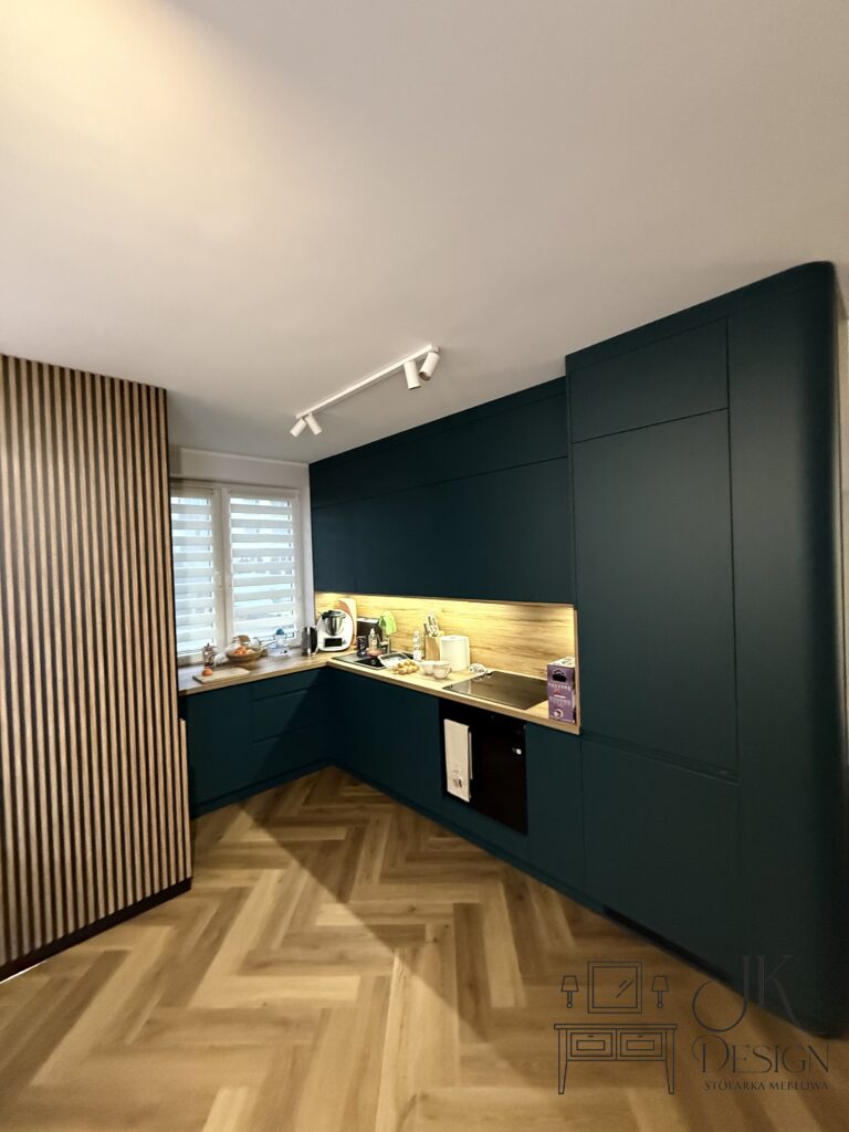 Lakierowana kuchnia w kolorze butelkowa zieleń