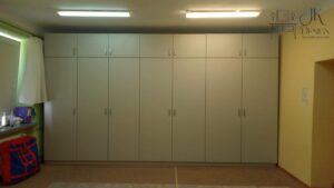 Duża szafa z ogromną ilością miejsca, wszystkie fronty otwierane z uchwytem.