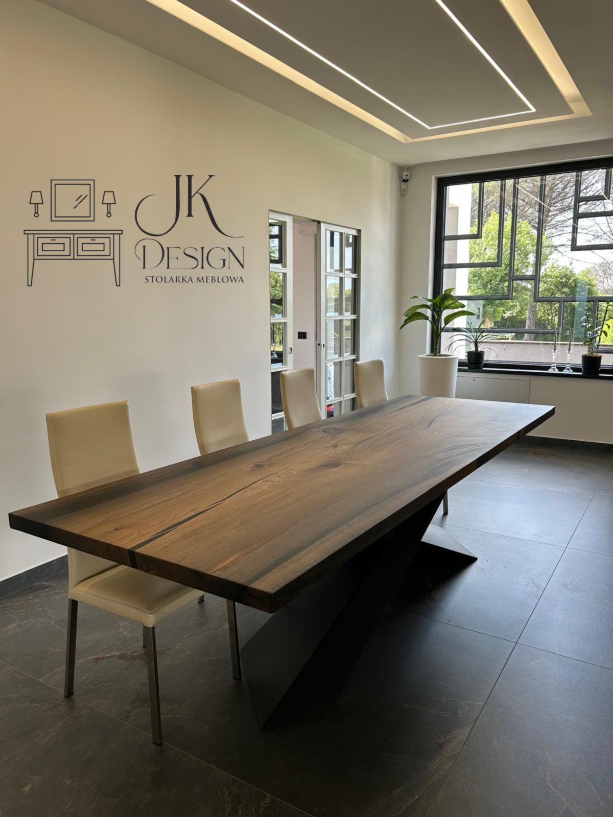 Piękny dziesięcioosobowy stół dębowy zmiksowany z czarną żywicą epoksydową, wprowadzony subtelnie w półmat.