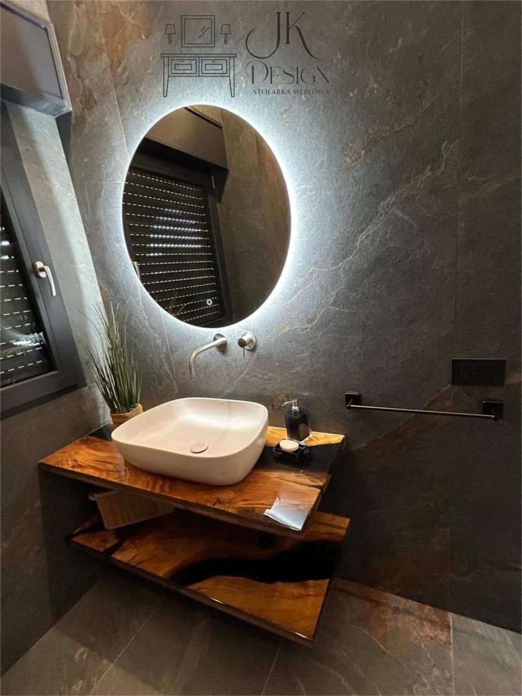 Piękna łazienka z blatami w stylu loftowym oraz doświetlanym lustrem