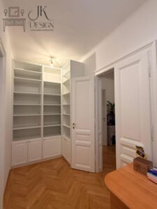 Wysoka biała szafa z frezowanymi lakierowanymi frontami i wyjeżdzającą szufladą tackową na drukarkę